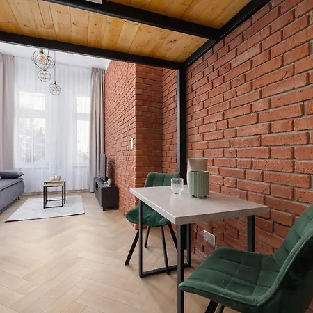 Industrial Black & Browstrone Loft - Old Town *
