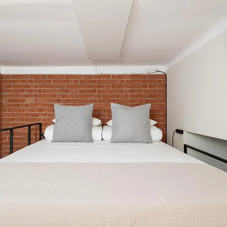 Apartment Industrial Black & Browstrone Loft - Old Town